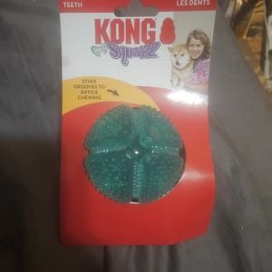 DOG CLEANING TOY BY KONG SQUEEZZ